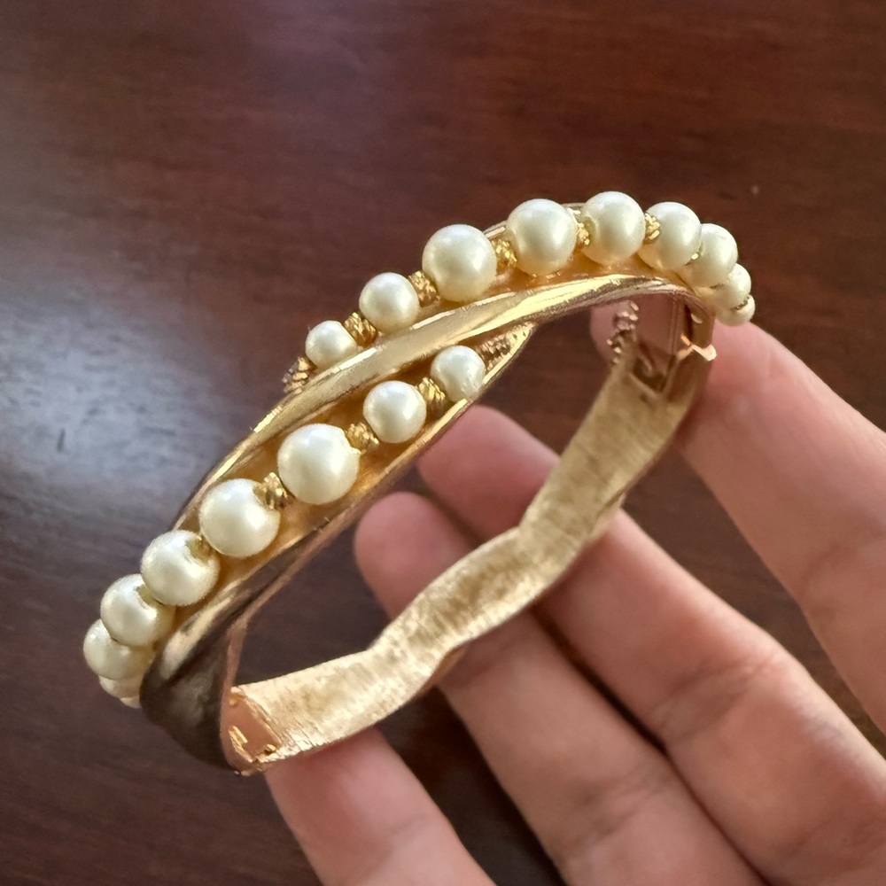 1950s style gold tone graduated double strand faux pearl hinged bangle bracelet